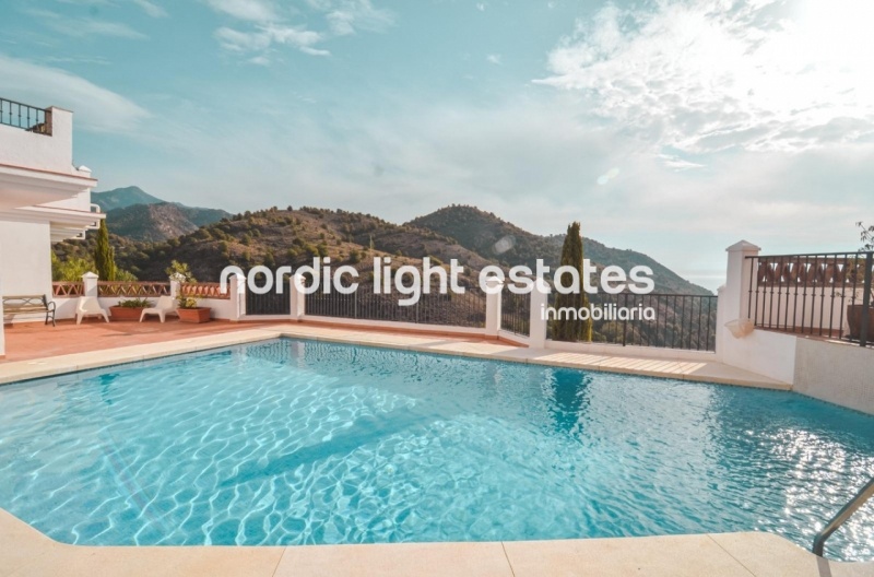 Amplia casa adosada con parking y piscina comunitaria en Frigiliana