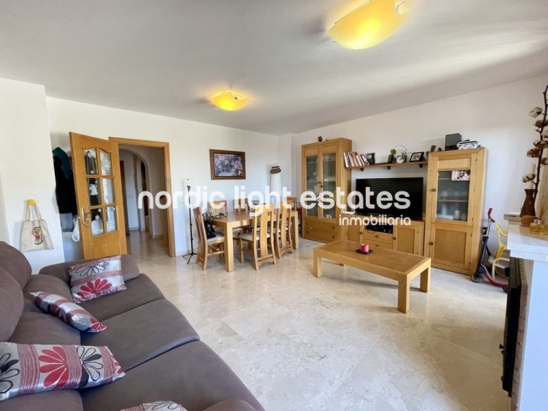 Amplia casa adosada con parking y piscina comunitaria en Frigiliana
