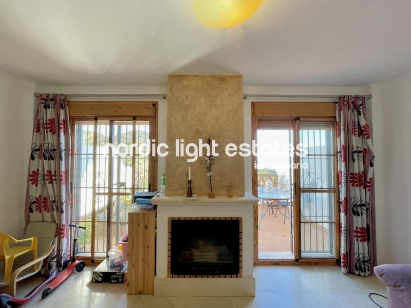 Amplia casa adosada con parking y piscina comunitaria en Frigiliana