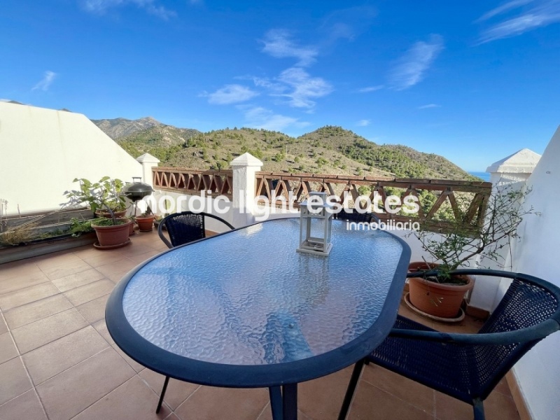 Amplia casa adosada con parking y piscina comunitaria en Frigiliana