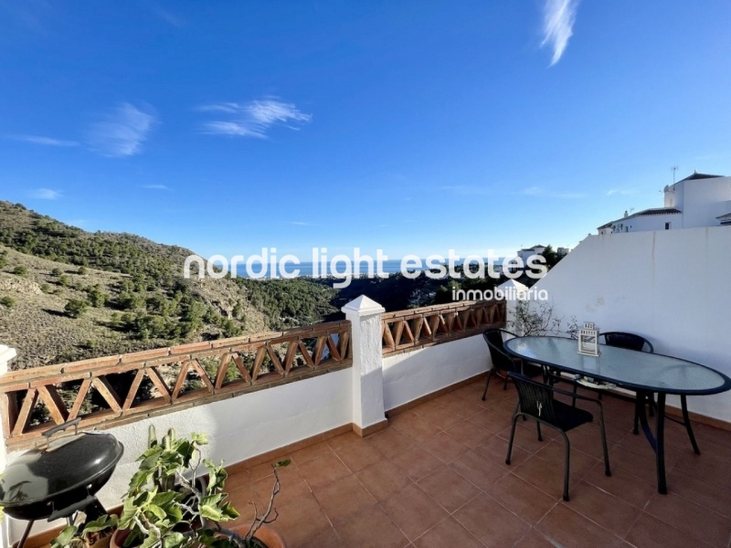 Amplia casa adosada con parking y piscina comunitaria en Frigiliana