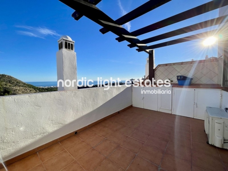 Amplia casa adosada con parking y piscina comunitaria en Frigiliana