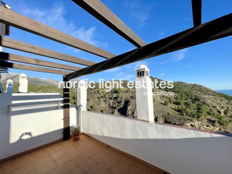 Amplia casa adosada con parking y piscina comunitaria en Frigiliana