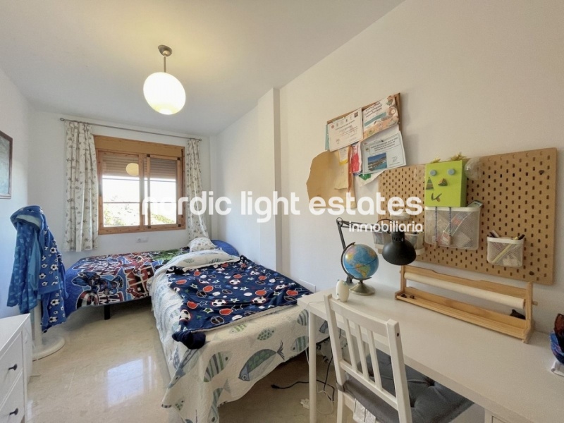 Amplia casa adosada con parking y piscina comunitaria en Frigiliana