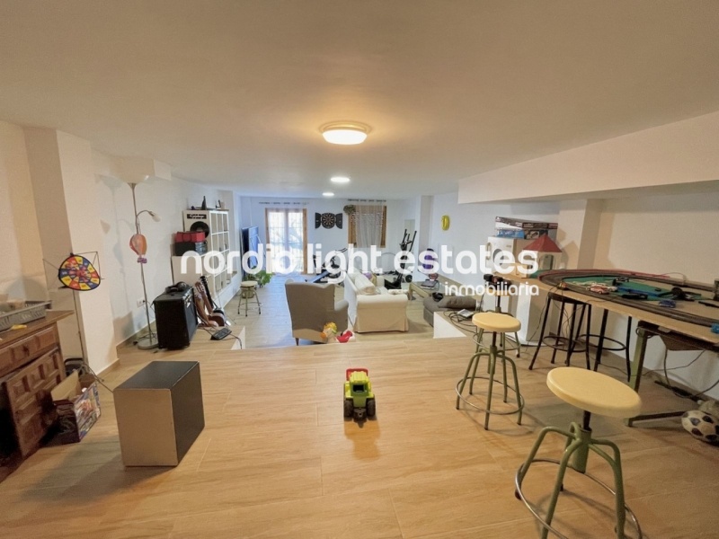 Amplia casa adosada con parking y piscina comunitaria en Frigiliana
