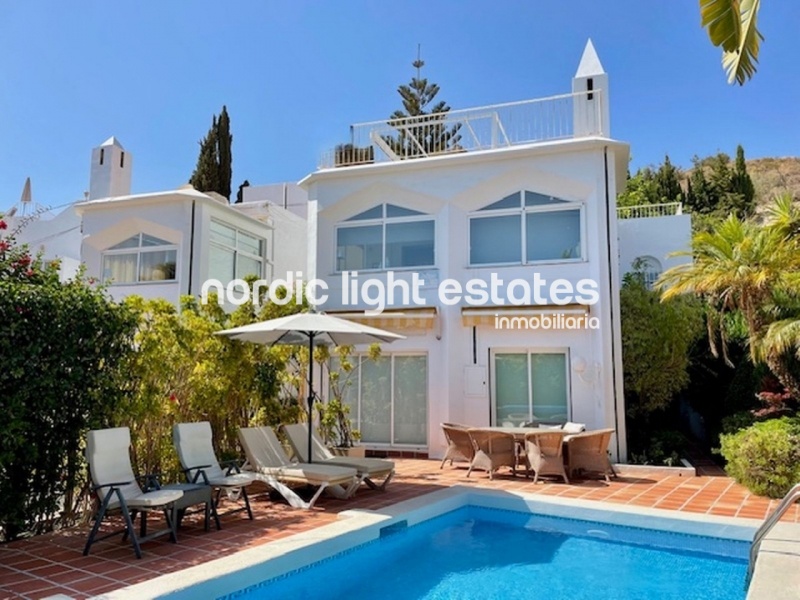 Espectacular villa independiente en urb. Alhambra, Nerja