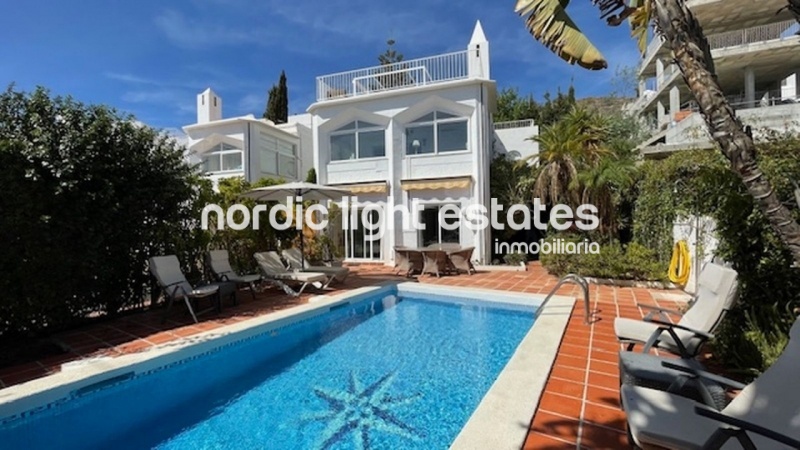 Espectacular villa independiente en urb. Alhambra, Nerja