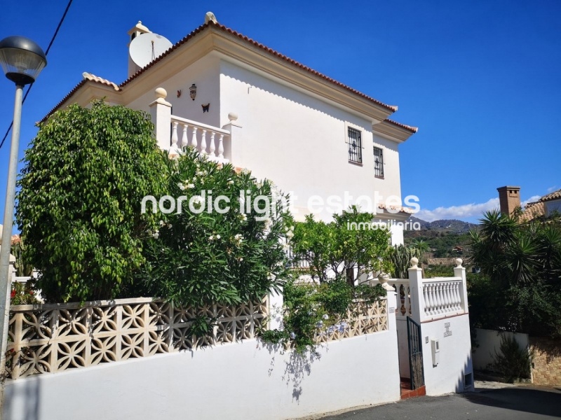 Good sized villa with pool and sea views in Torrox Costa