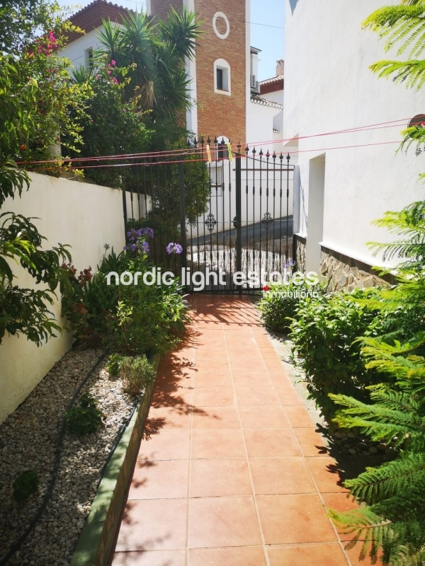 Good sized villa with pool and sea views in Torrox Costa