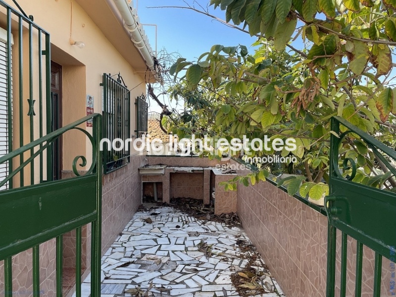 Linda casa con una parcela de 1.300m2 en Torrox Costa