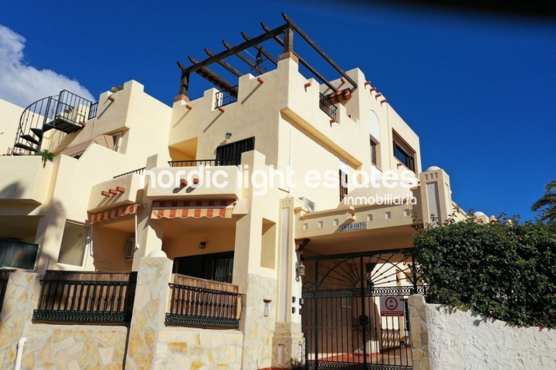 Encantadora casa adosada en la exclusiva zona de Chimenea en Nerja