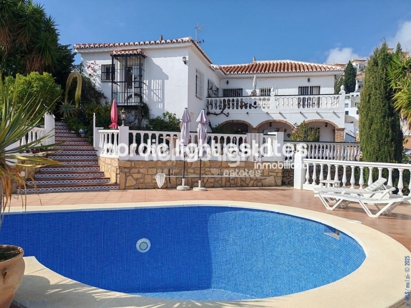 Impresionante villa en Nerja, 5 dormitorios. 