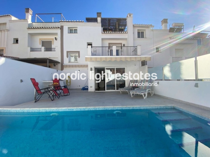 Casa adosada con piscina privada, cochera y varias terrazas en Nerja