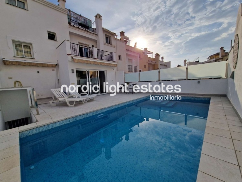 Casa adosada con piscina privada, cochera y varias terrazas en Nerja