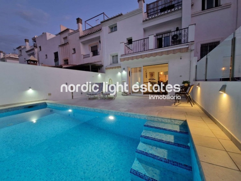 Casa adosada con piscina privada, cochera y varias terrazas en Nerja