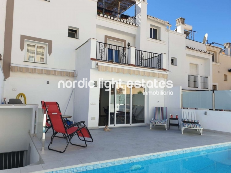 Casa adosada con piscina privada, cochera y varias terrazas en Nerja
