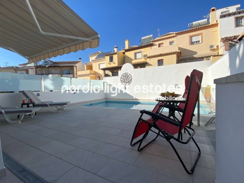 Casa adosada con piscina privada, cochera y varias terrazas en Nerja