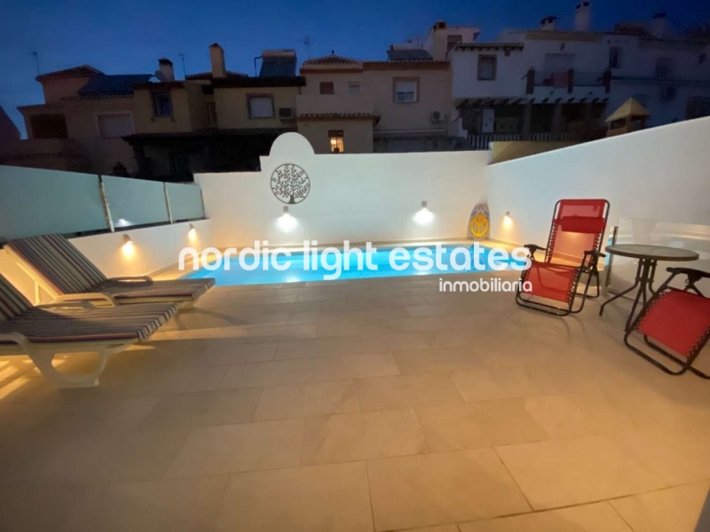 Casa adosada con piscina privada, cochera y varias terrazas en Nerja