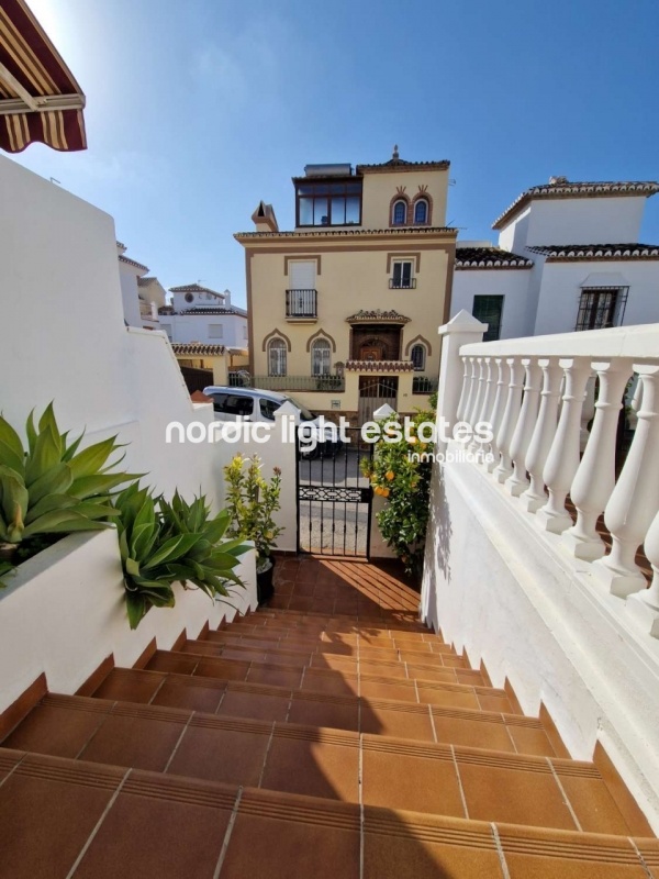 Casa adosada con piscina privada, cochera y varias terrazas en Nerja