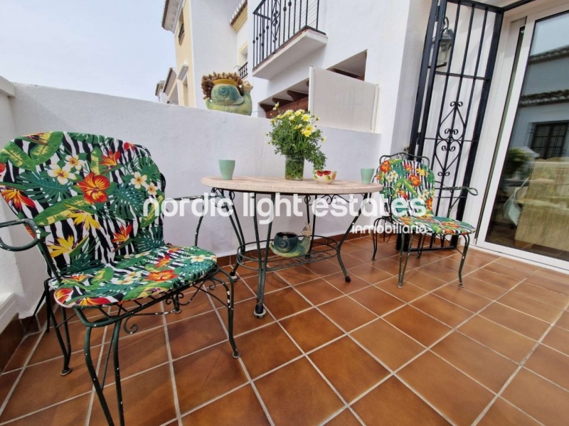 Casa adosada con piscina privada, cochera y varias terrazas en Nerja
