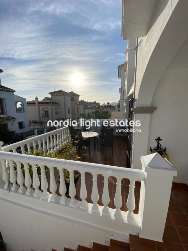 Casa adosada con piscina privada, cochera y varias terrazas en Nerja