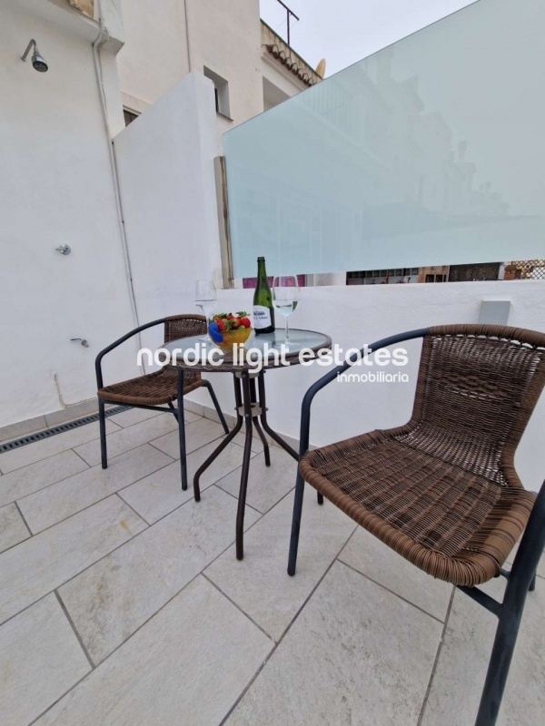 Casa adosada con piscina privada, cochera y varias terrazas en Nerja
