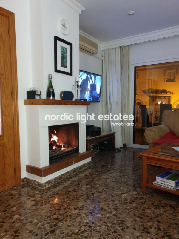 Casa adosada con piscina privada, cochera y varias terrazas en Nerja