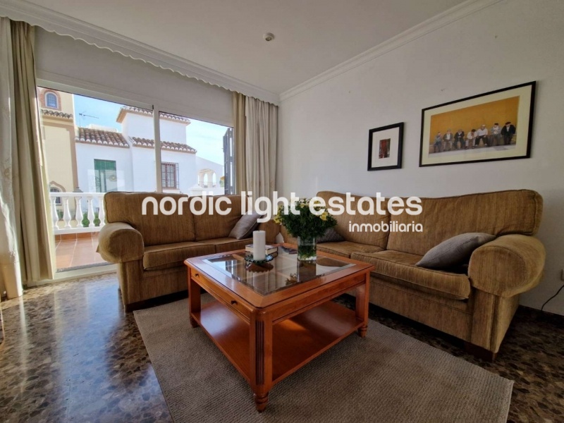 Casa adosada con piscina privada, cochera y varias terrazas en Nerja