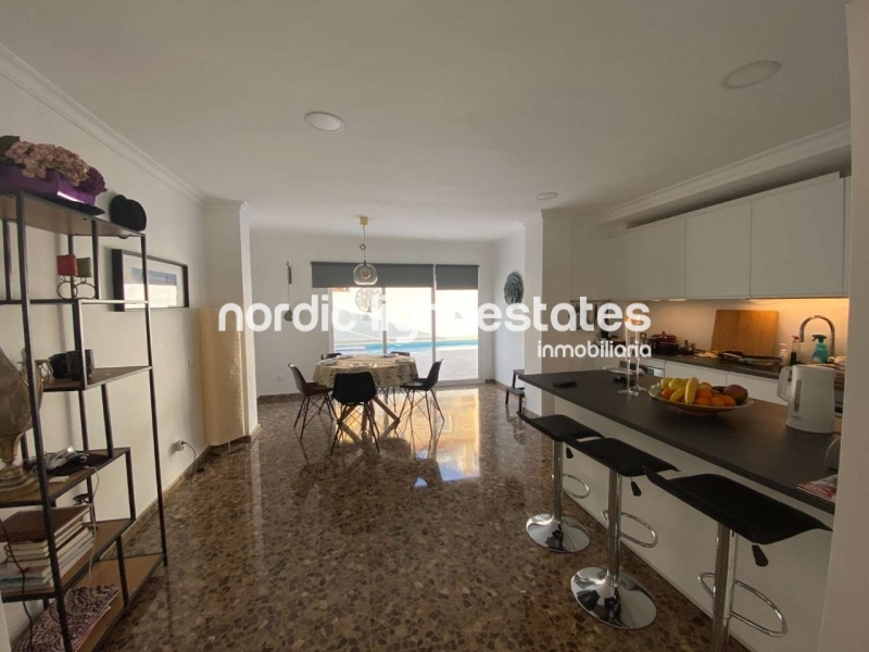 Casa adosada con piscina privada, cochera y varias terrazas en Nerja