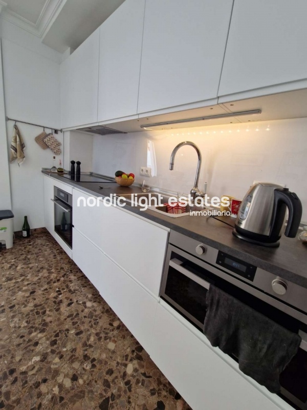 Casa adosada con piscina privada, cochera y varias terrazas en Nerja