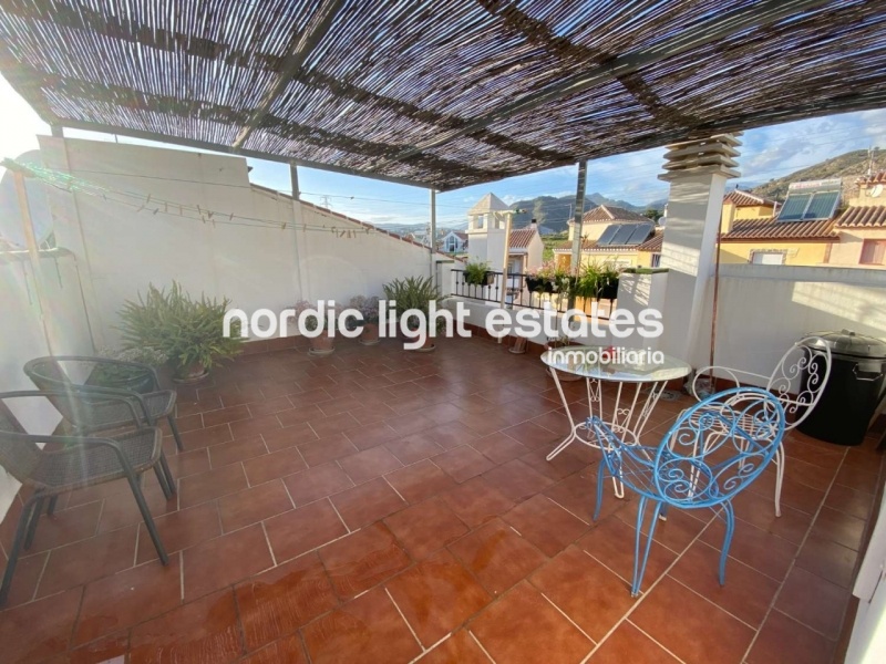 Casa adosada con piscina privada, cochera y varias terrazas en Nerja
