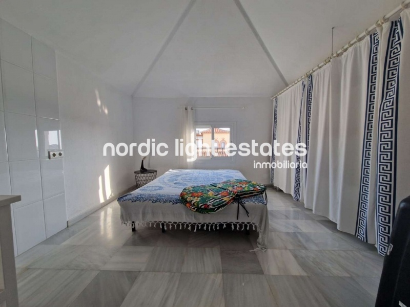 Casa adosada con piscina privada, cochera y varias terrazas en Nerja