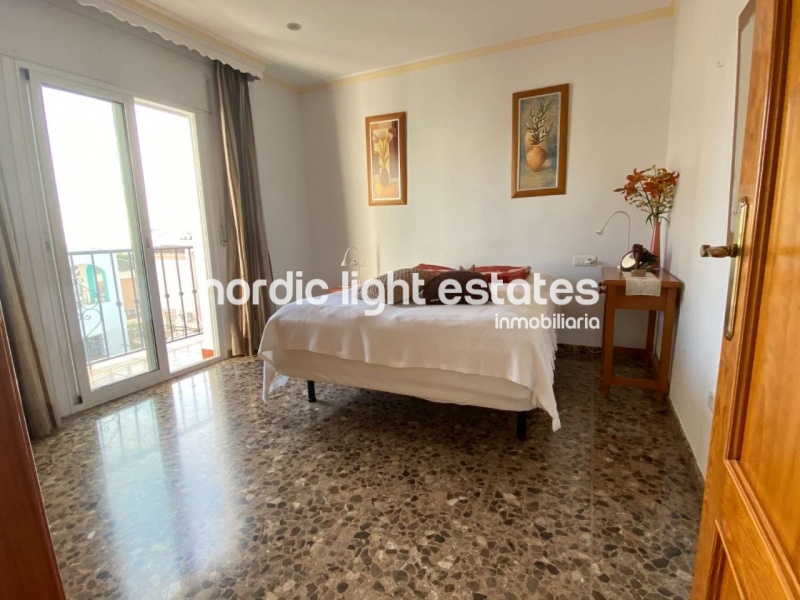 Casa adosada con piscina privada, cochera y varias terrazas en Nerja