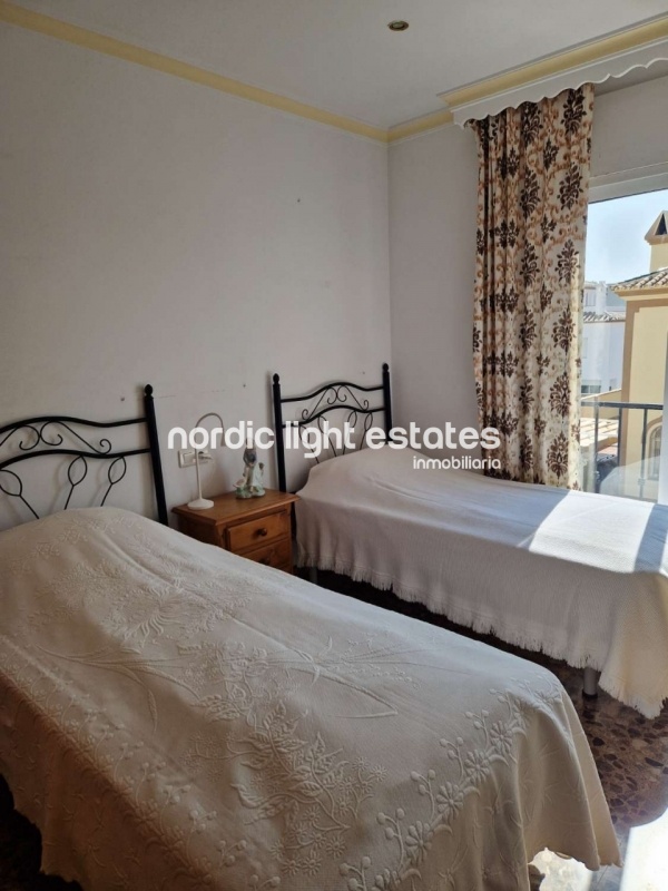 Casa adosada con piscina privada, cochera y varias terrazas en Nerja