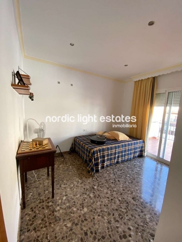 Casa adosada con piscina privada, cochera y varias terrazas en Nerja