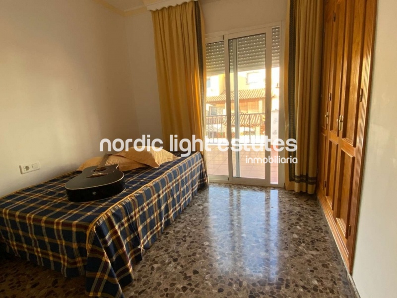 Casa adosada con piscina privada, cochera y varias terrazas en Nerja