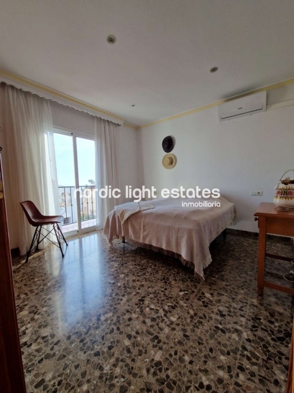 Casa adosada con piscina privada, cochera y varias terrazas en Nerja