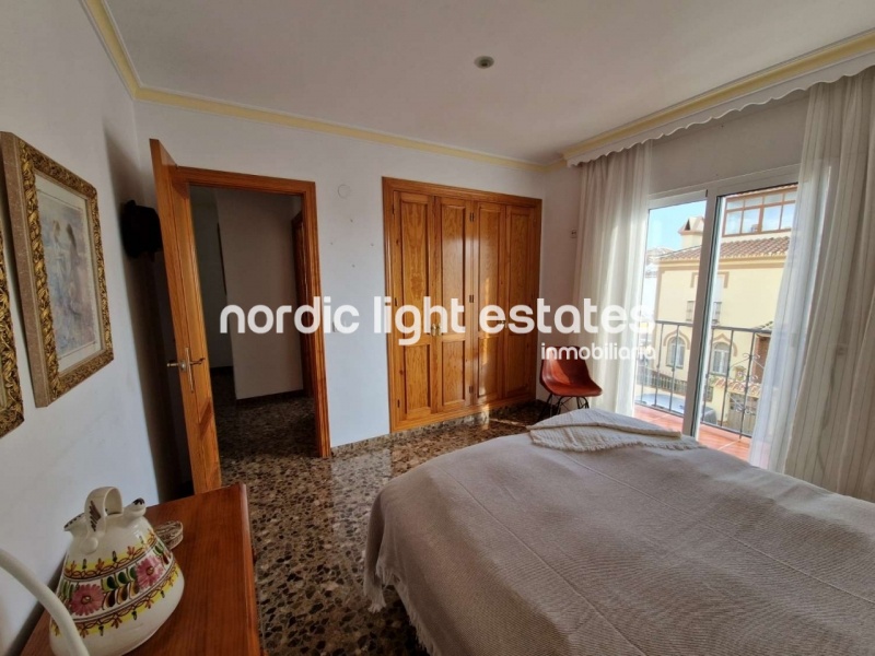 Casa adosada con piscina privada, cochera y varias terrazas en Nerja