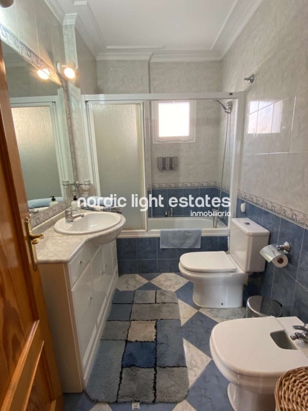 Casa adosada con piscina privada, cochera y varias terrazas en Nerja