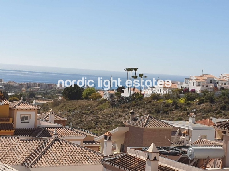 Casa adosada con piscina privada, cochera y varias terrazas en Nerja