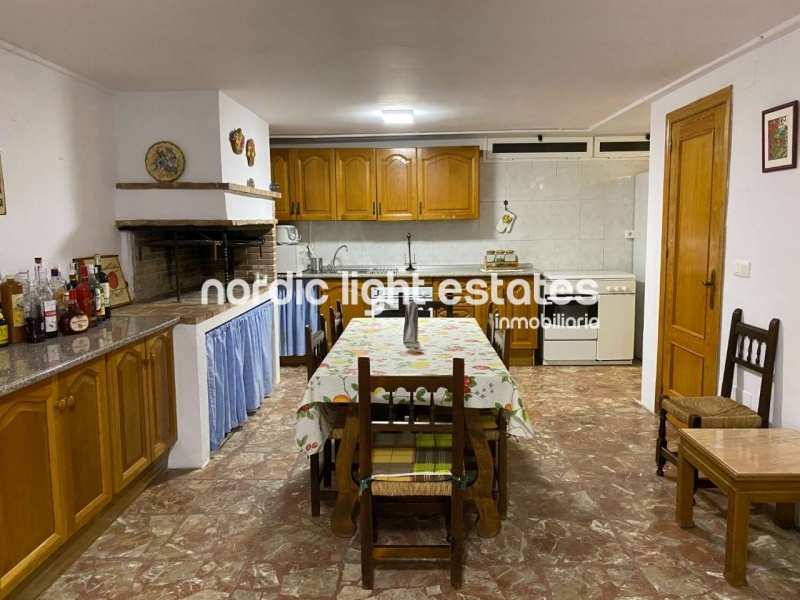 Casa adosada con piscina privada, cochera y varias terrazas en Nerja