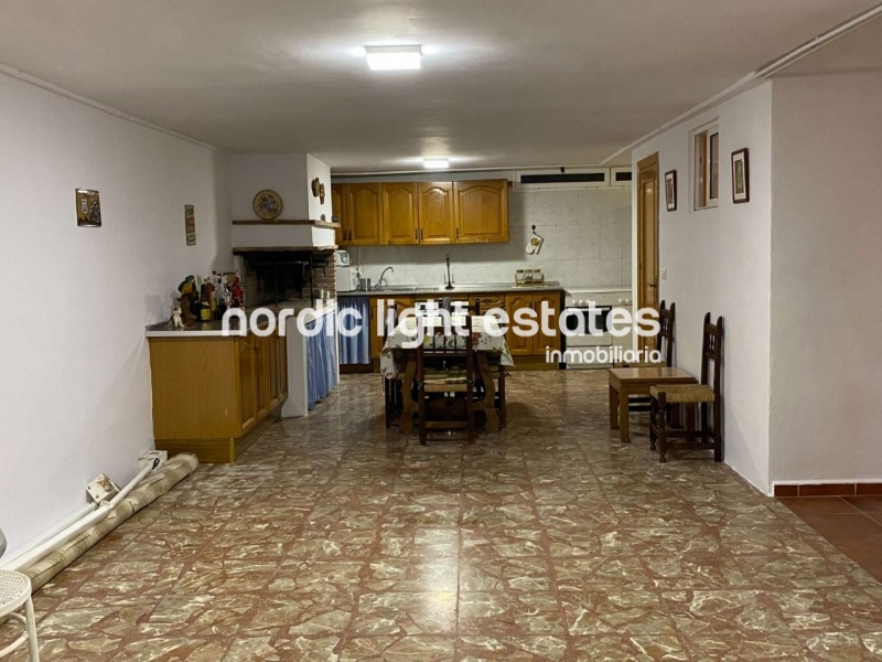 Casa adosada con piscina privada, cochera y varias terrazas en Nerja