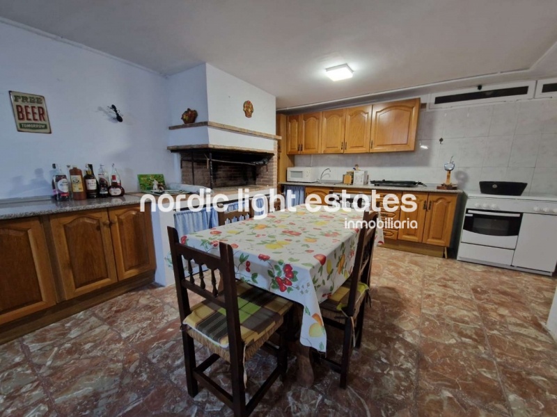 Casa adosada con piscina privada, cochera y varias terrazas en Nerja