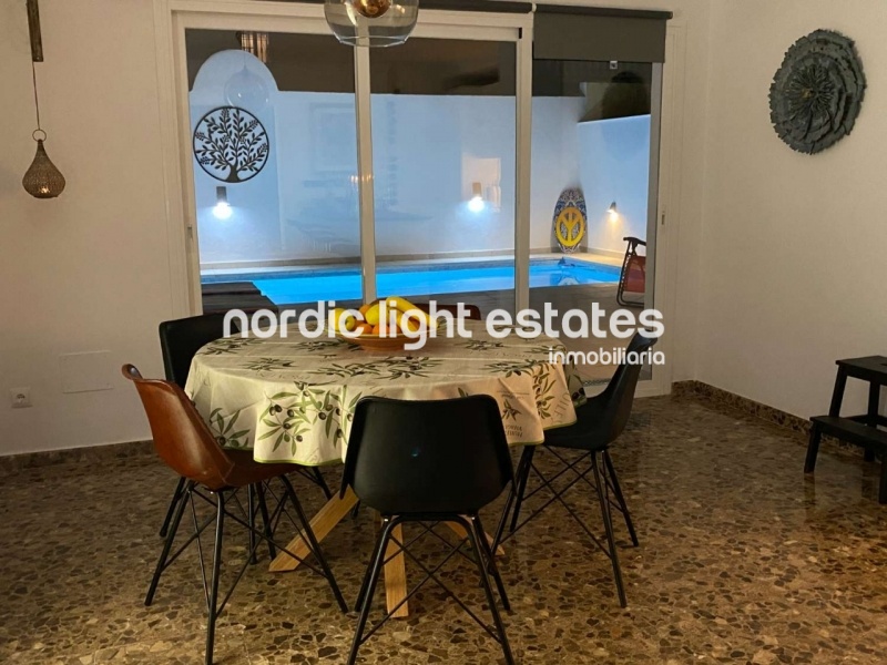 Casa adosada con piscina privada, cochera y varias terrazas en Nerja