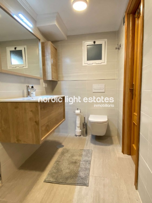 Casa adosada con piscina privada, cochera y varias terrazas en Nerja