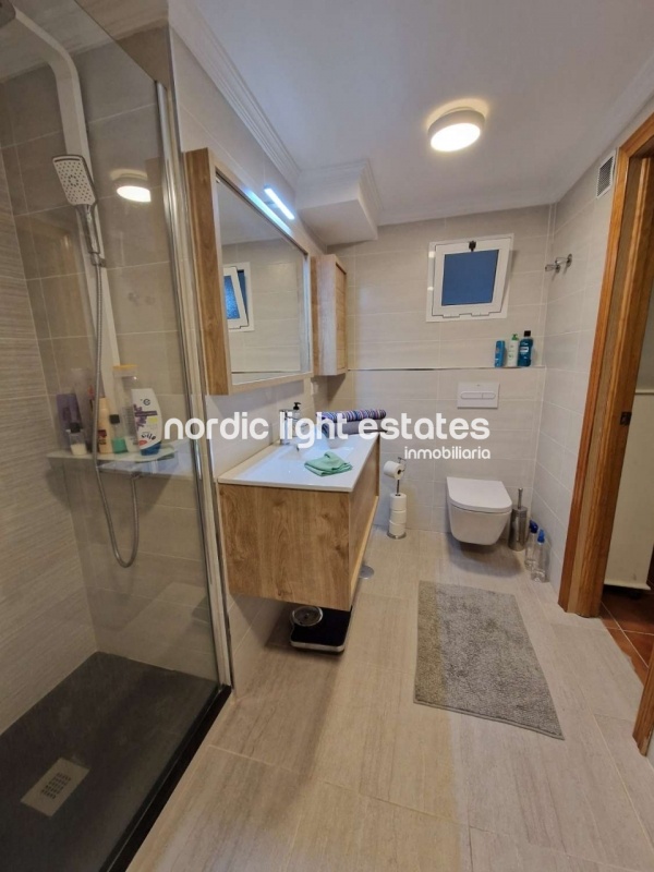 Casa adosada con piscina privada, cochera y varias terrazas en Nerja