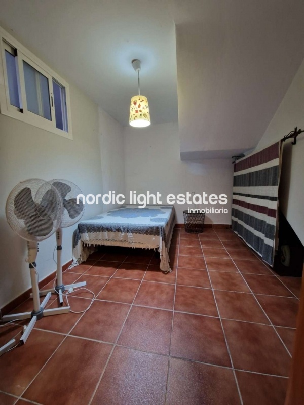 Casa adosada con piscina privada, cochera y varias terrazas en Nerja
