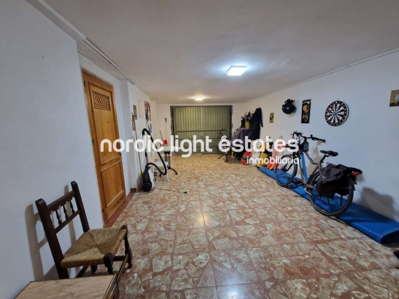 Casa adosada con piscina privada, cochera y varias terrazas en Nerja