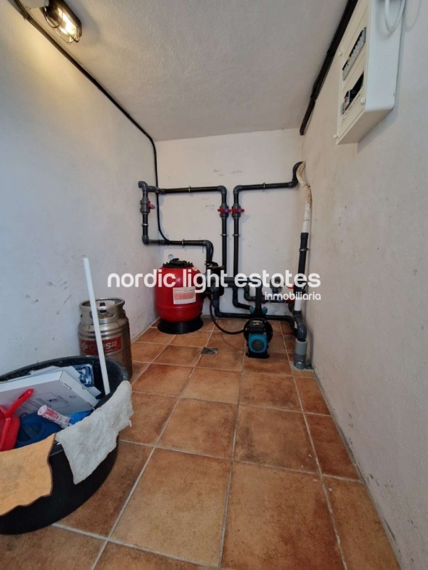 Casa adosada con piscina privada, cochera y varias terrazas en Nerja