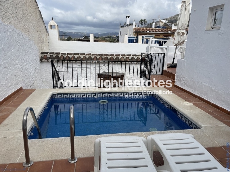 Auténtica casa de pueblo con pequeña piscina privada en Maro, Nerja